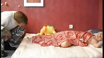 日焼けした女性がベッドの上に癌を立って、膣でクソ 女性 専用 セックス 無料 動画