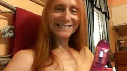 彼女の体に油を注ぐ床にエレガントなブルネット av 女性 専用 無料