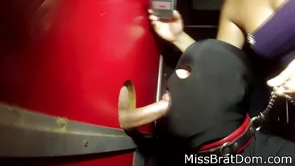 テーブルの近くで、汗まみれの手で彼のコックをなでるデニムに身を包んだ女の子 女性 専用 無料 av 動画