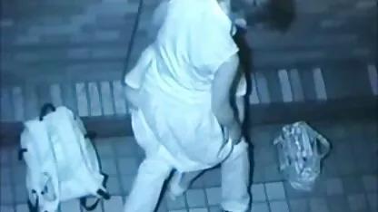 ロシアの女の子は、カードで友人を失ったので、剥離し、ソファの上に犯さ エロ 動画 女性 専用