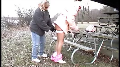 若い女性masturbatesベッドの前にウェブカメラ 女性 専用 av 動画