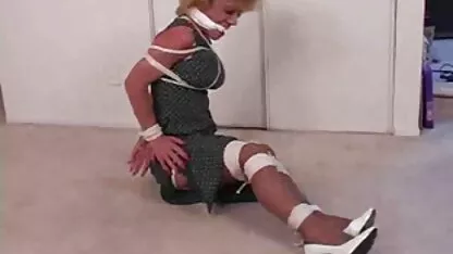 女の子は彼らの頬とボルトのペアを取り、テニスコートで馬に乗って彼女を性交し、癌 エロ 動画 女性 専用