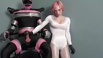 男叩い甘いブルネット、および金髪に座って彼女の顔 女性 専用 無料 エロ 動画