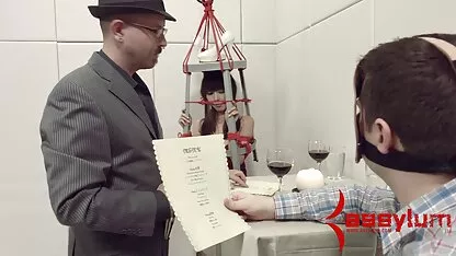 小柄なフィリピン人は彼女のお尻を突き出し、コックで自慰行為をする 女性 専用 エッチ な 動画