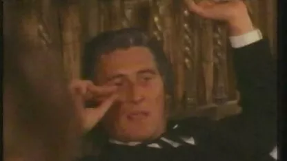 ソファの上に白い服を着た男と豪華な売春婦のセックス 女の子 専用 エッチ 動画