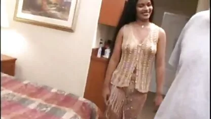 テーブルの上に曲線美の形をしたブルネットを混練し、彼女の胸を撫でる男 女性 専用 アダルト 動画