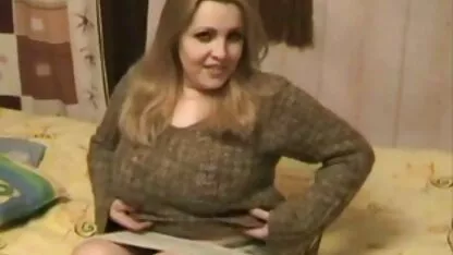 若いレズビアンは、ベッドの上で情熱的に愛撫し、chapをなめる エロ 動画 女性 専用