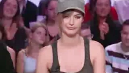 赤毛の女の子は大きなトランクを持つ彼女の黒の友人にフェラを与える エッチ 動画 女性 専用