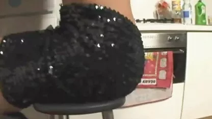 黒の成熟した女性は、通りに油で彼女の体を示しています 女性 専用 無料 h 動画