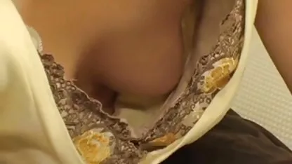 リビングルームで壁から突き出ている黒いコックに座っている熟女 女性 専用 無料 エロ