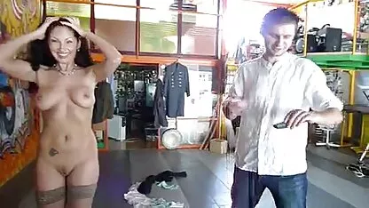 ラティーナは暖炉の近くの男に深いフェラを与える 女性 専用 動画 クンニ