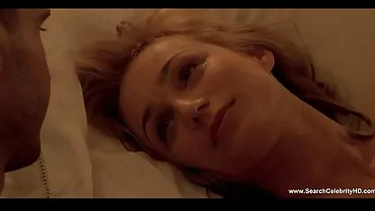 青いドレスのブルネットは、自宅でソファの上に入れ墨を持つ男を性交する 女性 専用 av 無料 動画