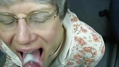 この男舐めてるお尻と膣大人の彼女に寝室 av 女性 専用 無料