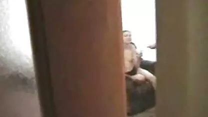 美しいミーガンジャークは、白いベッドでゴム製のディルドでお尻に自分自身をファック エロ 動画 女子 専用