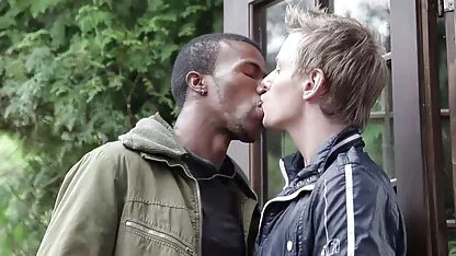 男は黒ストッキングで母親にマッサージを返し、ロッカールームで彼女を殴った アダルト 動画 女性 専用