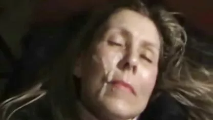 彼女の唇で男のペニスを持ち上げ、彼に自分自身を与える下着の成熟した女性 アダルト 動画 女性 専用