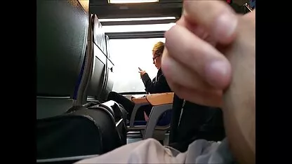 大人の男性はタトゥーの太ももで膣に脂肪愛人を踏みにじる エッチ 動画 女性 専用