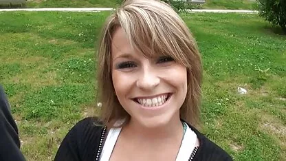 ピンクのソファの上にお互いの膣を吸うレズビアン 女性 専用 エッチ 動画