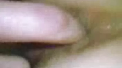 小剣ティーンは喜んで両方の穴に与えます アダルト 無料 女性 専用