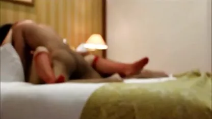 ブルネットMILF剃毛陰毛のソファ 女性 専用 アダルト ビデオ