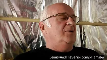 のメイドを奏で彼女の髪のチョコレートフルブルーコルセットのキッチンテーブル 女性 専用 エロ ビデオ