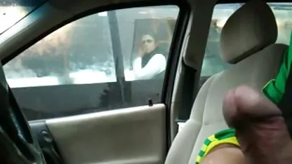 金髪Emma 女性 専用 アダルト ビデオ 無料 Maeはソファの上に自分自身をfondles