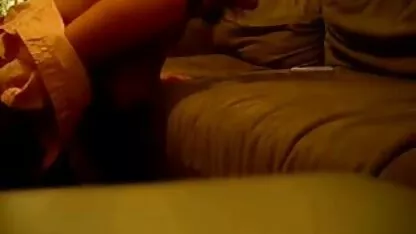 ソファの上に男を模索する白いタイツで緑豊かなクーガー 無料 av 女性 専用